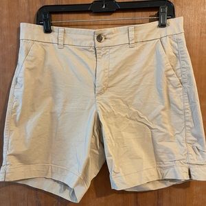 Old Navy Mid Rise Twill Everyday Shorts 7 inch inseam Size 10